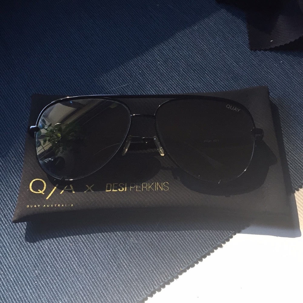 Quay X Desi Perkins high key OG black with silver